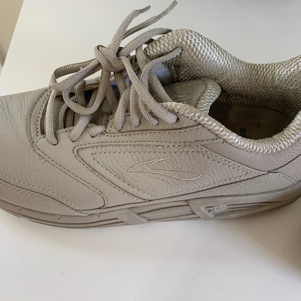 New Brooks Addiction Walker Beige Leather Shoes